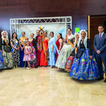 Proclamación de la Belleza del Fuego 2026 de la Hoguera Molinos del Calvario en Torrevieja con representantes y autoridades