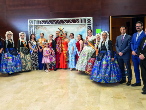 Proclamación de la Belleza del Fuego 2026 de la Hoguera Molinos del Calvario en Torrevieja con representantes y autoridades