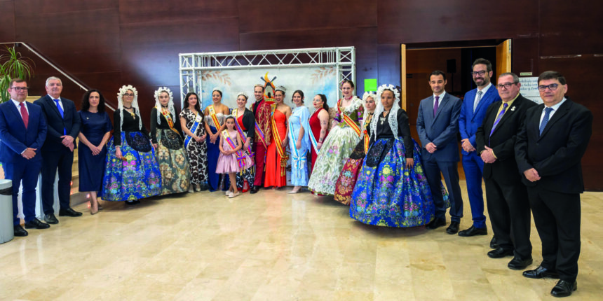 Proclamación de la Belleza del Fuego 2026 de la Hoguera Molinos del Calvario en Torrevieja con representantes y autoridades