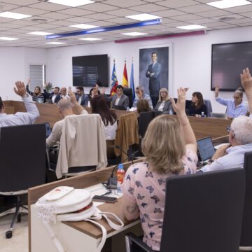 Pleno del Ayuntamiento de Torrevieja aprobando por unanimidad el monumento en memoria de las víctimas del bombardeo de 1938