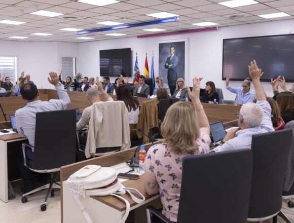 Pleno del Ayuntamiento de Torrevieja aprobando por unanimidad el monumento en memoria de las víctimas del bombardeo de 1938