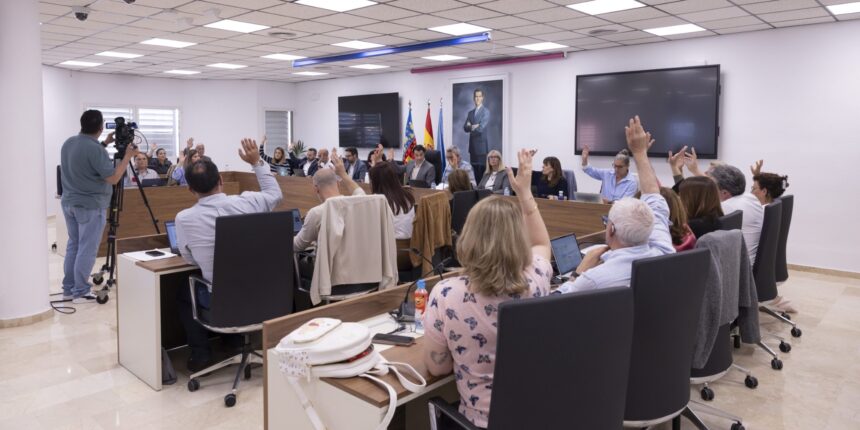 Pleno del Ayuntamiento de Torrevieja aprobando por unanimidad el monumento en memoria de las víctimas del bombardeo de 1938