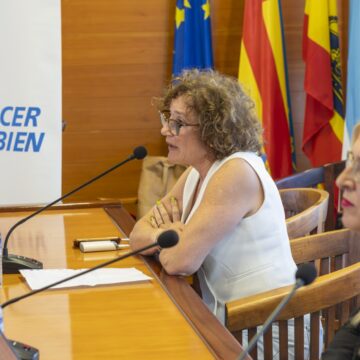 La psicóloga Adriana León Pérez y la fisioterapeuta Ofelia Echezarreta López intervienen durante la charla informativa celebrada en el Real Club Náutico de Torrevieja