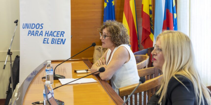 va3461-fibromialgia La psicóloga Adriana León Pérez y la fisioterapeuta Ofelia Echezarreta López intervienen durante la charla informativa celebrada en el Real Club Náutico de Torrevieja