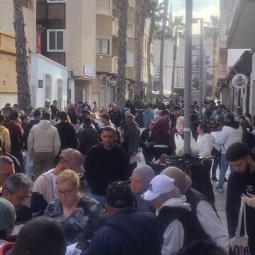 Colas de inmigrantes en C. Torrevejenses Ausentes