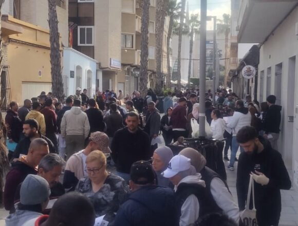 Colas de inmigrantes en C. Torrevejenses Ausentes