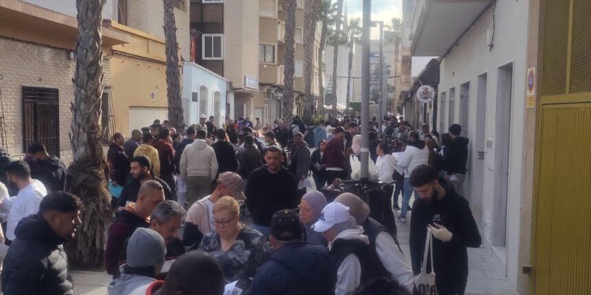 Colas de inmigrantes en C. Torrevejenses Ausentes