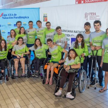 Grupo de deportistas del club Aquatic Campanar con su uniforme verde