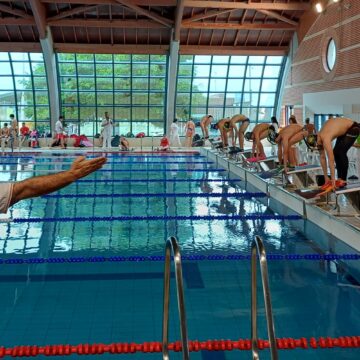Varios nadadores se preparan sobre los bloques de salida para iniciar una prueba de natación con aletas en la piscina del Palacio de los Deportes de Torrevieja