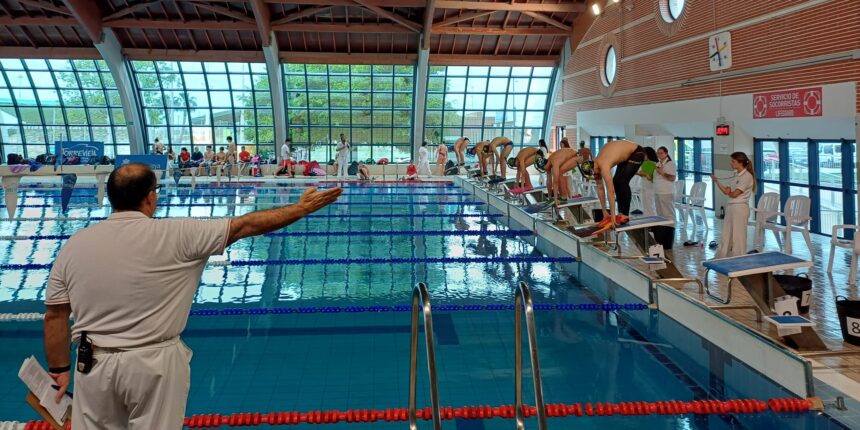Varios nadadores se preparan sobre los bloques de salida para iniciar una prueba de natación con aletas en la piscina del Palacio de los Deportes de Torrevieja