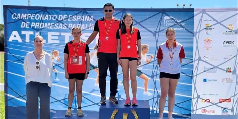 Jovenes deportistas femeninas en el podio con sus medallas