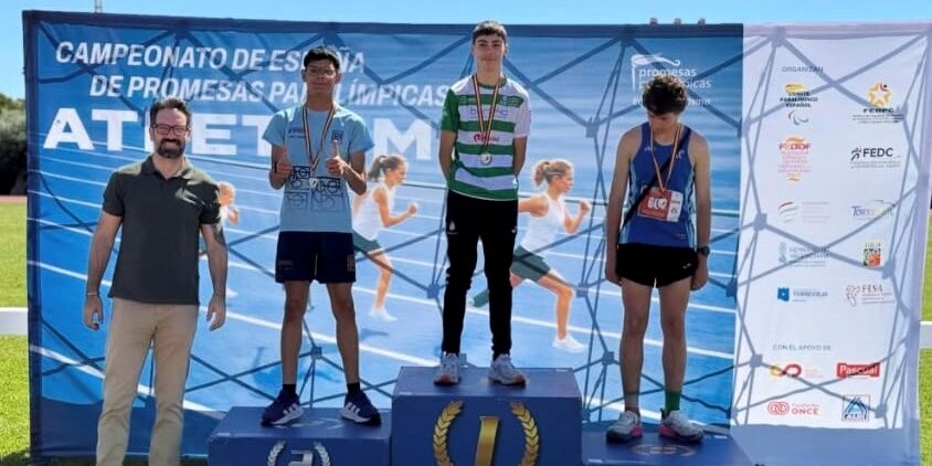 Jovenes deportistas masculinos en el podio con sus medallas