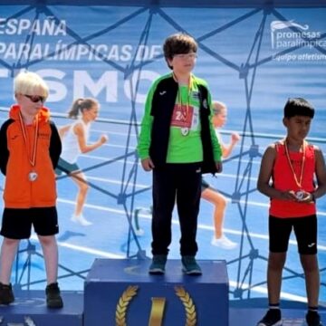 Jovenes deportistas masculinos en el podio con sus medallas