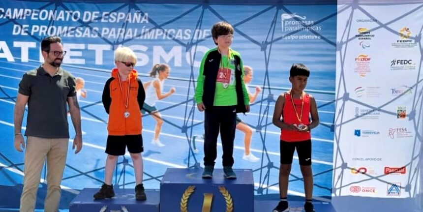 Jovenes deportistas masculinos en el podio con sus medallas