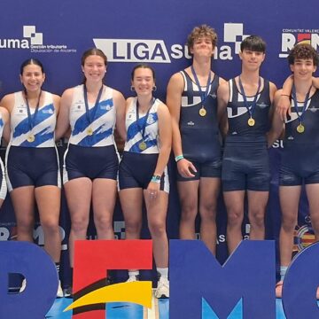 Jóvenes remeros medallistas del Real Club Náutico Torrevieja con sus galardones tras el Campeonato Autonómico de Remoergómetro en Alicante