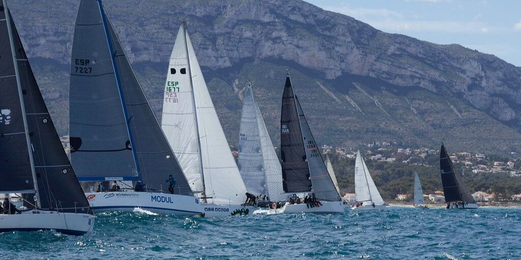 Embarcaciones de vela compitiendo en mar abierto