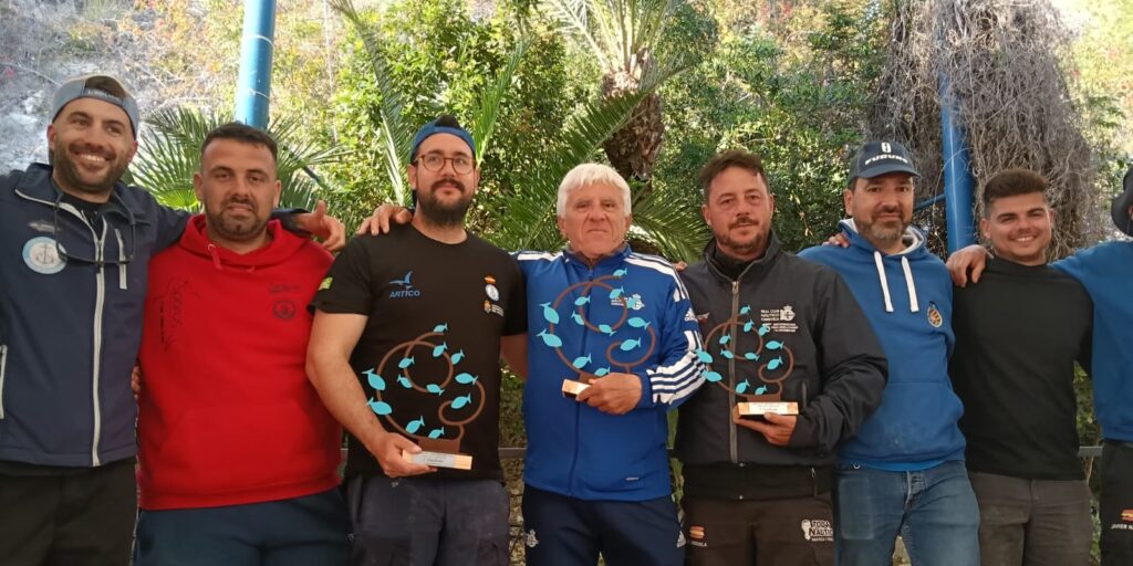 Hombres participantes con sus premios