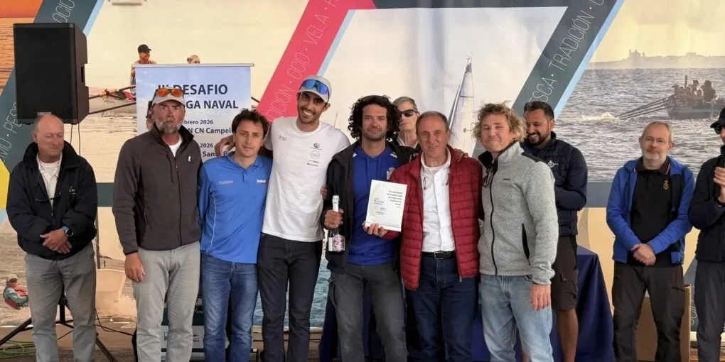 Regatistas ganadores con sus premios