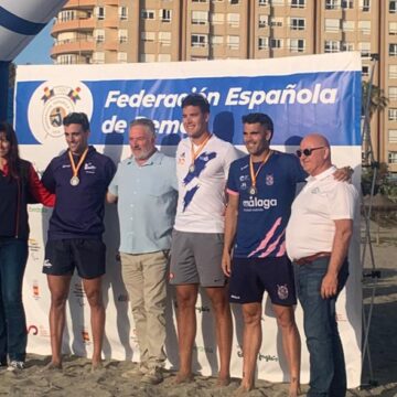 Los premiados del Open de Beach Sprint posan frente al cartel de la Federación Española de Remo