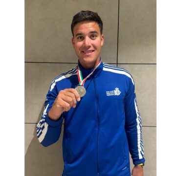 Ander Martín Domingo mostrando su medalla