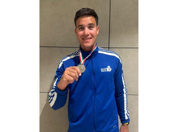 Ander Martín Domingo mostrando su medalla