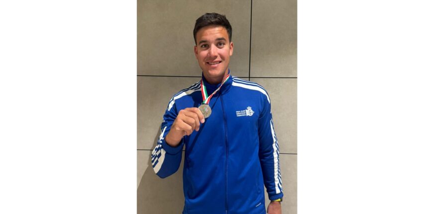 Ander Martín Domingo mostrando su medalla