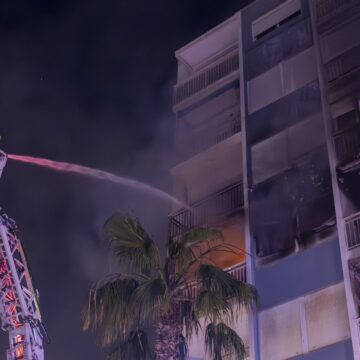 Bomberos apagando incendio en un apartamento en la Calle Ramon Gallud