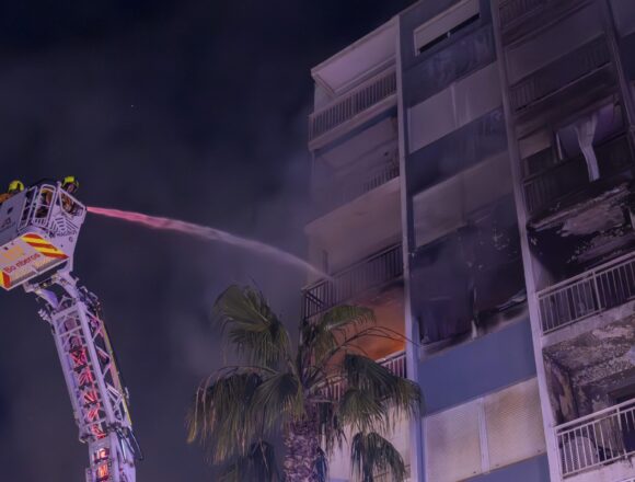 Bomberos apagando incendio en un apartamento en la Calle Ramon Gallud