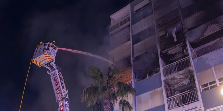 Bomberos apagando incendio en un apartamento en la Calle Ramon Gallud