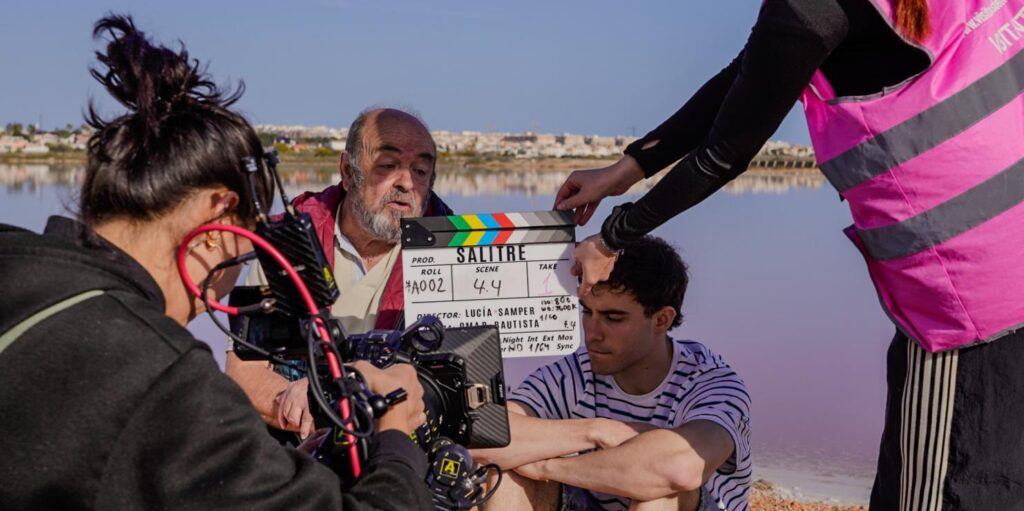 Directora a punto de rodar escena con dos actores