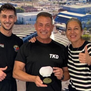 El maestro Domingo Gómez sostiene la Medalla de Oro al Mérito Deportivo otorgada por la Real Federación Española de Taekwondo en el Auditorio de La Nucía