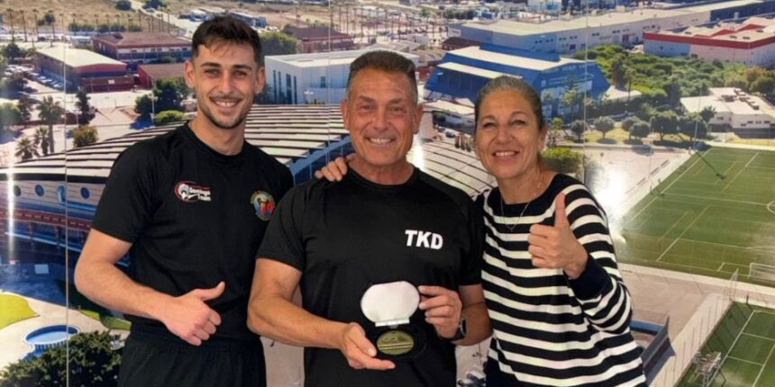 El maestro Domingo Gómez sostiene la Medalla de Oro al Mérito Deportivo otorgada por la Real Federación Española de Taekwondo en el Auditorio de La Nucía