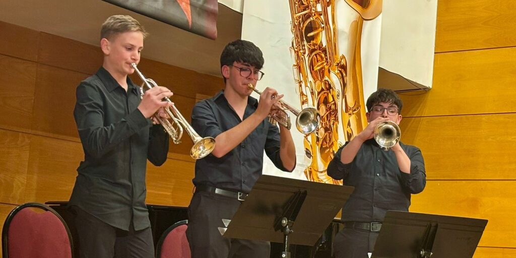 Tres jóvenes alumnos de viento metal