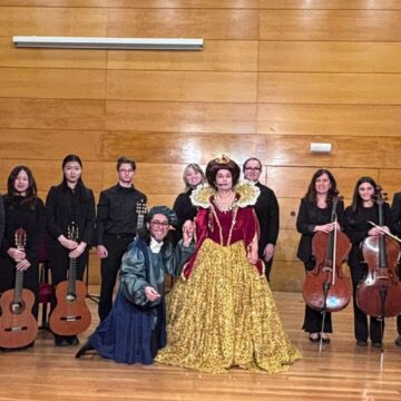 Alumnos y profesores del conservatorio junto a intérpretes caracterizados de época