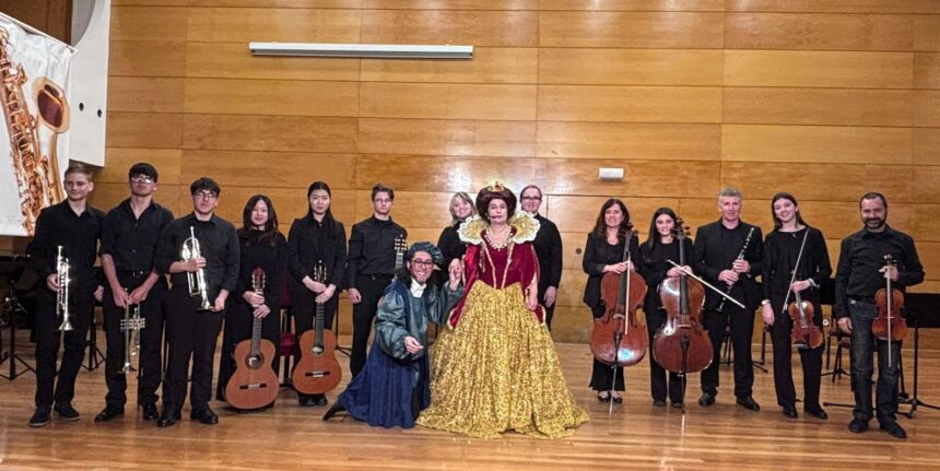 Alumnos y profesores del conservatorio junto a intérpretes caracterizados de época