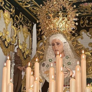 Virgen de la Esperanza durante la procesión de Semana Santa en Torrevieja con candelería encendida