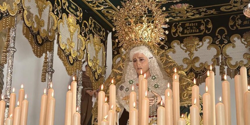 Virgen de la Esperanza durante la procesión de Semana Santa en Torrevieja con candelería encendida