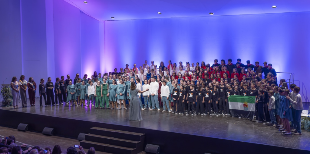Todos los coros participantes se reúnen sobre el escenario para interpretar conjuntamente la habanera "Reina de la Sal" como clausura del certamen