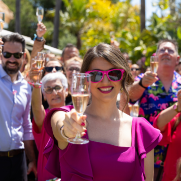 Esther Elkouss junto a un grupo de personas para la presentación de Miss Flamingo