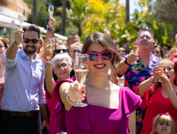 Esther Elkouss junto a un grupo de personas para la presentación de Miss Flamingo
