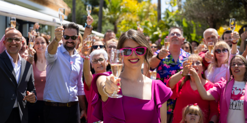 Esther Elkouss junto a un grupo de personas para la presentación de Miss Flamingo