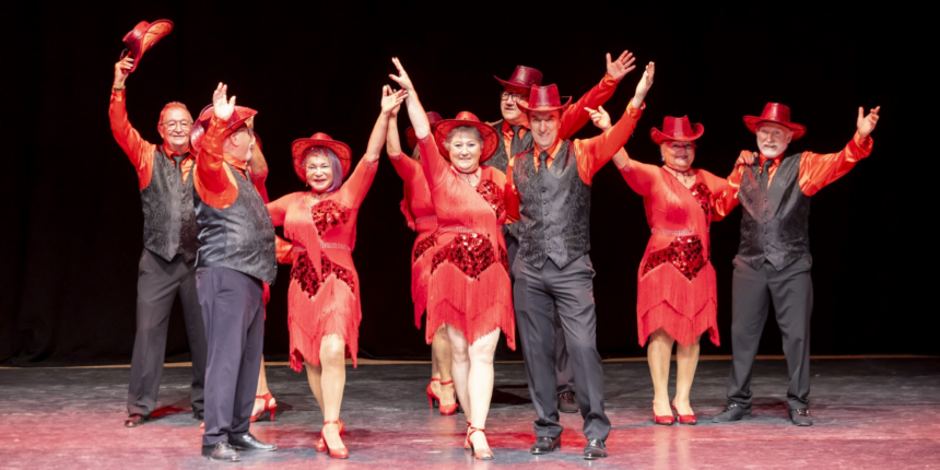 Grupo de mayores vestidos de gala en una actuación de baile durante la Gala de Fin de Curso de las actividades artísticas de Gente Mayor