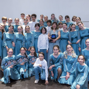 El coro "Pequeñas Voces de la Alhambra" junto a Myriam Gálvez tras ganar el primer premio del 31 Certamen Juvenil Internacional de Habaneras de Torrevieja