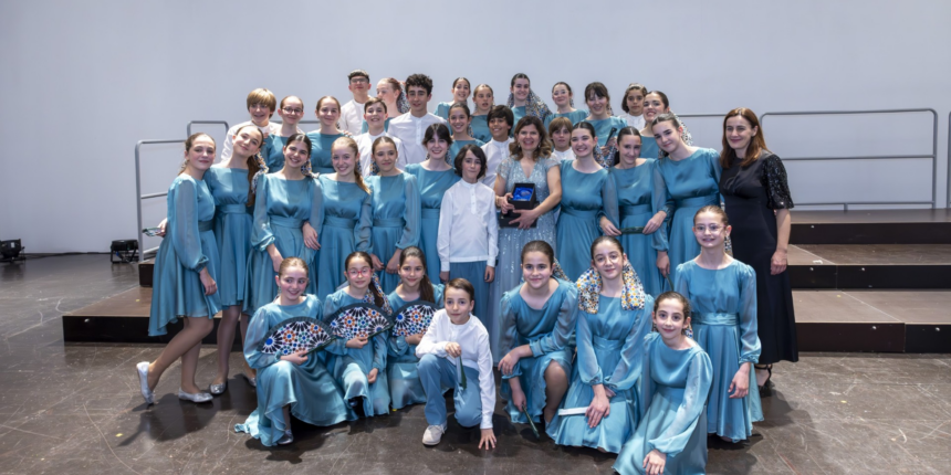 El coro "Pequeñas Voces de la Alhambra" junto a Myriam Gálvez tras ganar el primer premio del 31 Certamen Juvenil Internacional de Habaneras de Torrevieja