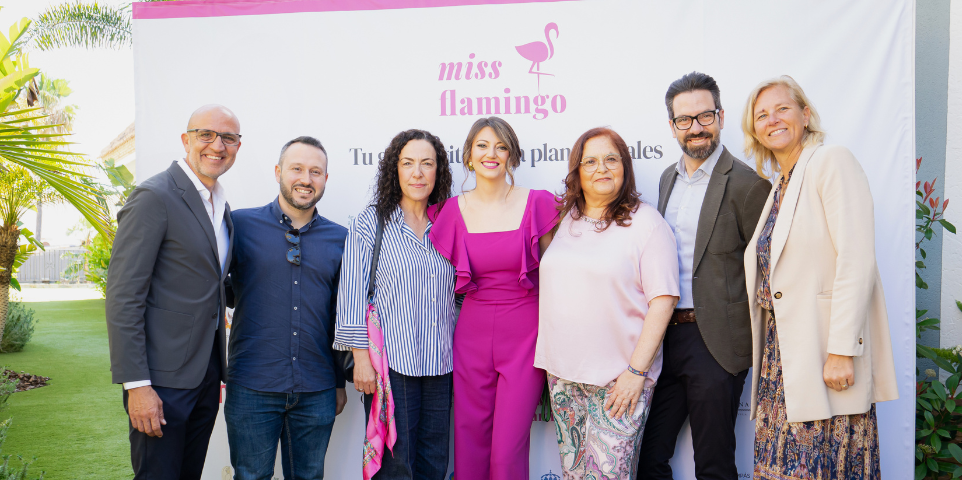 Grupo de representantes institucionales y organizadores frente al cartel oficial durante el evento de lanzamiento de la plataforma digital Miss Flamingo en Torrevieja