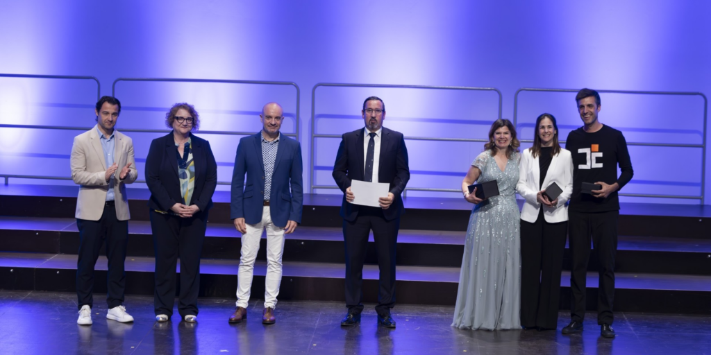 El alcalde Eduardo Dolón entrega el premio de composición "Manuel Parada" a Aníbal Cano junto a otros galardonados y autoridades en el escenario del Teatro Municipal