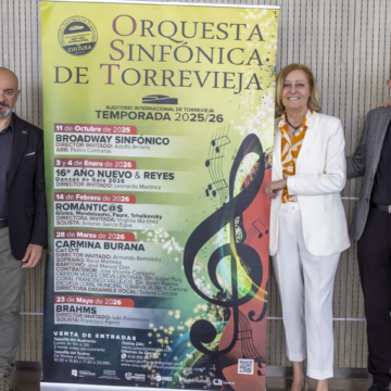 Varios integrantes de la nueva Junta Directiva de la Asociación Ars Aetheria aparecen junto a un cartel informativo de la Orquesta Sinfónica de Torrevieja que detalla la programación