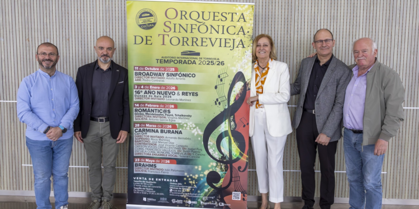 Varios integrantes de la nueva Junta Directiva de la Asociación Ars Aetheria aparecen junto a un cartel informativo de la Orquesta Sinfónica de Torrevieja que detalla la programación