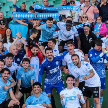 Jugadores y aficionados del SC Torrevieja C.F. celebran juntos en la grada de Novelda la victoria que los afianza en puestos de playoff de ascenso