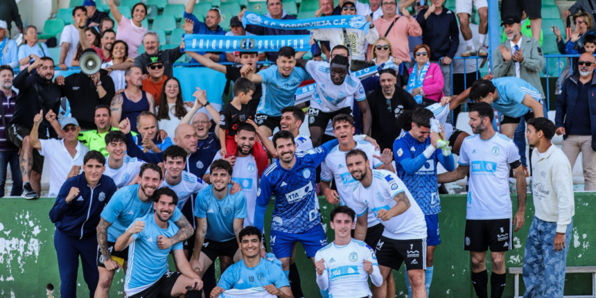 va3461-futbol Jugadores y aficionados del SC Torrevieja C.F. celebran juntos en la grada de Novelda la victoria que los afianza en puestos de playoff de ascenso